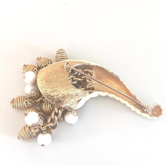 Vintage Signed Avon Cream Enamel Gold Tone Articulated  CORNUCOPIA Brooch - Picture 10 of 12